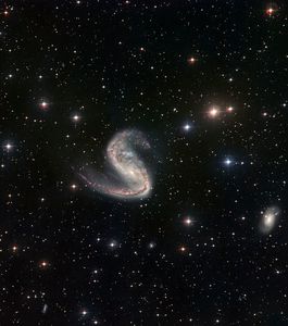 la-galaxie-ngc-2442-capturee-par-le-telescope-spatial-hubbl