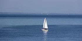 Mer-calme-avec-bateau.jpg