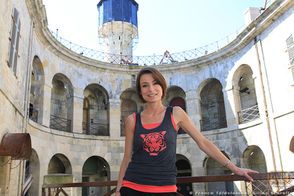 Jennifer-Lauret-animatrice--comedienne-equipe4-Fot-Boyard.jpg