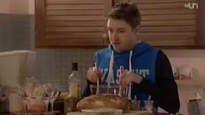 Nathan-prepare-bouffe-invitation-florence.jpg