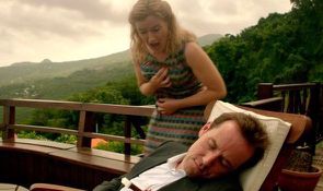 Meurtres-au-Paradis-S3X01-Le-trouble-fete-Pool-a-ete-ass.jpg
