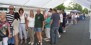 Makrelenfest 03 Makrelengrill Warteschlange 1