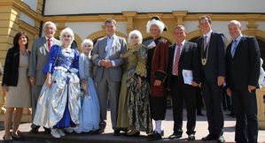 soeder 01 Rokokodamen 3 Begrueßung Gruppenbild mit VIPs