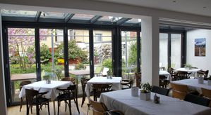 HotelgartenBlickvoninnenKonferenzraum