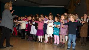 weihnachtsschuelerkonzert 01 Kinderchor To chimona 01