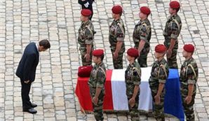 Nicolas Sarkozy cercueil cour des Invalides