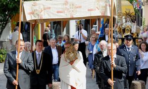 Fronleichnamsprozession-Kirchplatz.jpg