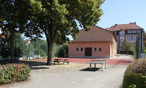 VitusssschuleTurngarten-01-Hartplatz-Blick-von-unten.jpg
