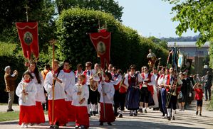 VitusfestSonntag 03 a Prozession Rueckweg 02 Ministranten