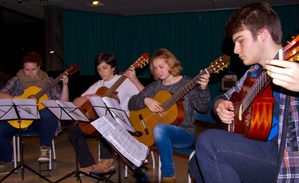 Weihnachtskonzert2012SMSV-01-Gitarrenensemble.jpg