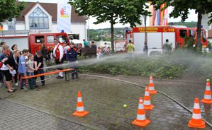 KinderfeuerwehrmannAusbildung 3 Umgang mit Strahlrohr