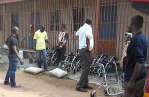 03-Altenheim-Uebergabe-Spende-Ogbebor-1.jpg
