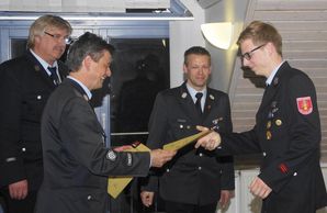 Befoerderung zum Loeschmeister Foersch Simon