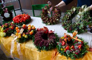 HerbstmarktKolping 05 Tuerkraenze Petra Newrzella