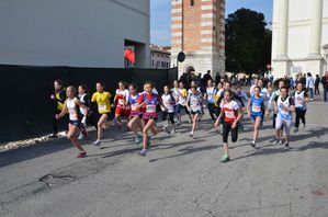 Aviano di corsa (8^ ed). Pasquetta di corsa ad Aviano in 500. Vincono Fantasia e la Castellani D Aviano 2012 077