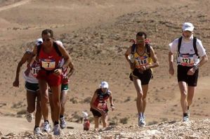 Un'immagine di atleti in azione durante la 100 km del Sahara no-stop del 2012