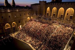 Cour-dhonneur-du-Palais-des-papes-©Christophe-Raynaud-de-L