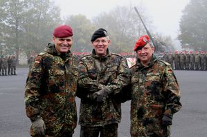 KdoWechselBWVhBerkHannemann 01 Haendedruck General Schuett