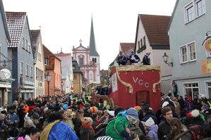 rosenmontagszugVHH 16 Menschenmassen Kirchstraße 2a