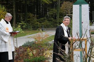 WaldfriedhofLebensflussSegnung Pfarrerin Silke Wolfrum