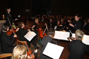 40JahreKirchenchorKuratie-02-Kammerorchester-Leiter-Julian-.jpg