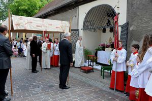 Fronleichnamsprozession-Hofgartenmauer.jpg