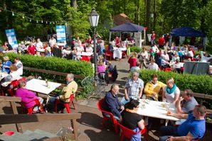 Fruehlingsfest 02 Gaeste 1