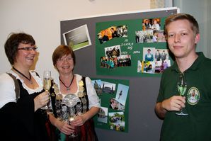 SSG50JahreEhrenabend 14 Stehempfang Fotoausstellung 1 mit S