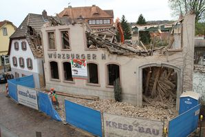 abbruchWueHof-00-19.4.13-10.25-Uhr--06-Stra-e-wieder-gerei.jpg