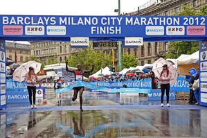 IL KENIOTA TOO DANIEL KIPRUGUT SI E’ AGGIUDICATO LA 12° EDIZIONE DELLA BARCLAYS MILANO CITY MARATHON MILANO, 15 aprile. Il keniota Too Daniel Kiprugut si è aggiudicato con il tempo di 2h 8’39” la 12° edizione della Barclays Milano City Marathon. Al secondo posto il Keniota Kurgut Nickson con il tempo di 2h 8’ 43”, terzo l’etiope Gemechu Worku Biru che ferma il cronometro a 2h 8’48” Primo degli italiani Giovanni Gualdi, atleta delle Fiamme Gialle, che con il tempo di 2h 15’25” ha ottenuto il 9° posto. La gara è stata condizionata dalla pioggia che si è abbattuta sui 42,195 km. del percorso da Rho-Fiera a Piazza Castello creando non pochi problemi agli atleti, in particolare a coloro che avevano puntato su Milano per ottenere il tempo necessario per partecipare ai Giochi di Londra. La keniota Kosgei Irene Jerotich si è aggiudicata la 12° edizione della Barclays Milano City Marathon con il tempo di 2h 31’07”, precedendo l’italiana Emma Quaglia (2h 31’15”) arrivata seconda e l’eritrea Habtemariam Nebiat(2h 38’09”). Too Daniel Kiprugut vincitore della Barclays Milano City Ma