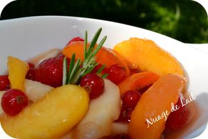 salade de fruits d'été au sirop romarin