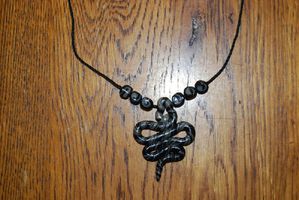 Collier serpent gris noir 12