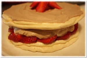 Gateau-meringue-choc-fraises-1-.jpg
