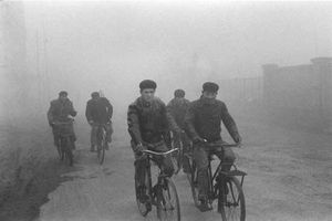 operai che vanno al lavoro in bici