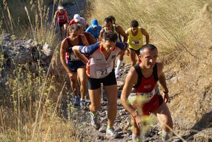 Trailer si inerpicano sul sentiero della Rocca di Sciara (Caltavuturo, 2^ tappa Ecotrail della LUna 2012) - Foto di Maurizio Crispi