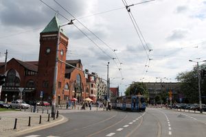 photo exceptionnelle animée partir en touristes et aller en vacances en pologne cathédrale ville de wroclaw et l'extérieur des halles avec le tramway