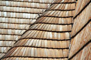 photo de détail du toit d'une église de bois en pologne.jpg