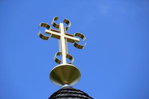photo de détail de la croix d'une église de bois en pologne.jpg
