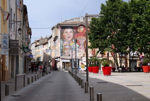 Place de l'Europe et sa fresque du nougat à montélimar de