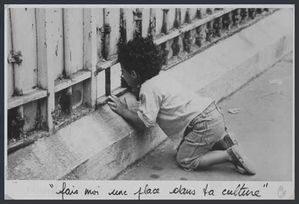 enfant devant barrière