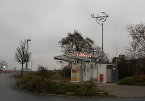 Erdgastankstelle-Windrad2.jpg