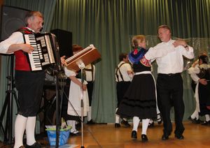 PfarrerBorawski60 Volkstanz 1