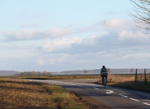 cycliste sur route de campagne - reduc1