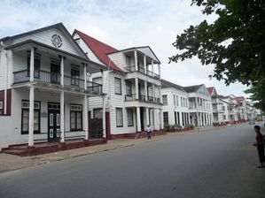 rue créole au Suriname