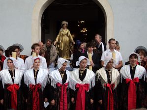 Bessans 15.08 Jeunes de 20 ans devant la vierge