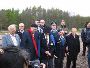 Prise de vue devant la plaque commémorative des aviateurs