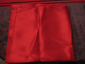 Tissu-soie-rouge-copie-1.JPG