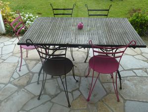 fermob-lido-chaise-jardin-fer-forge-rouille---rose-fuchsia.JPG