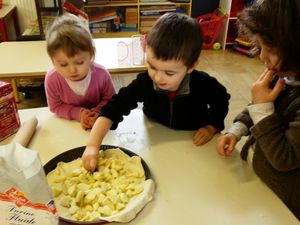 6-Léo pose la fève dans la galette.