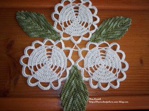 trio-fleurs-feuilles-napperon-crochet-home-deco